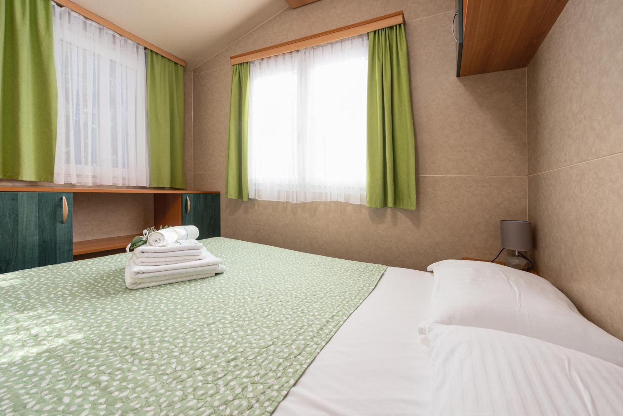 Camp Mrkva Mobile Homes With Pool Sukosan Bilik gambar